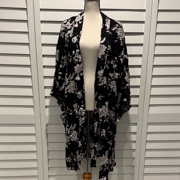Spiritual Gangster Black and White Floral Kimono - Picture 9 of 13